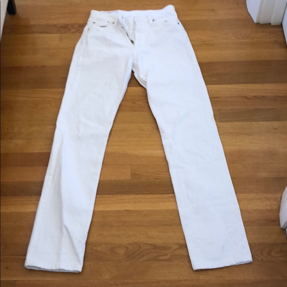 White Levi’s pants